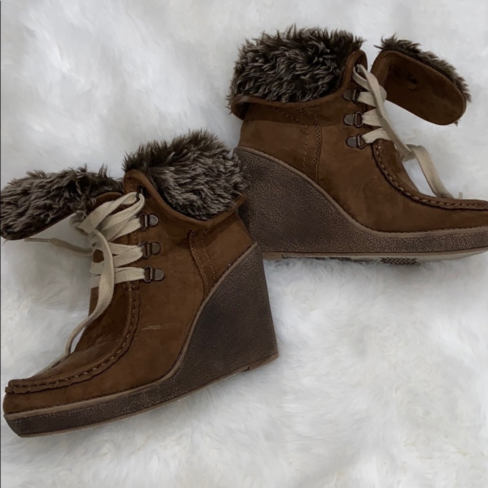 Brown wedge boots with fur inside